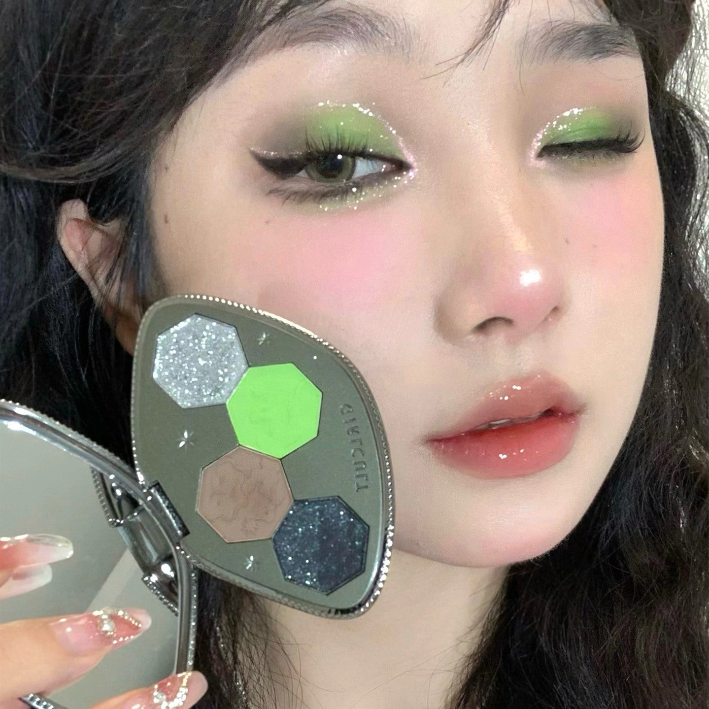Share Two Distinctive Black & Green Christmas Eyeshadow Makeups🧑🏼🎤