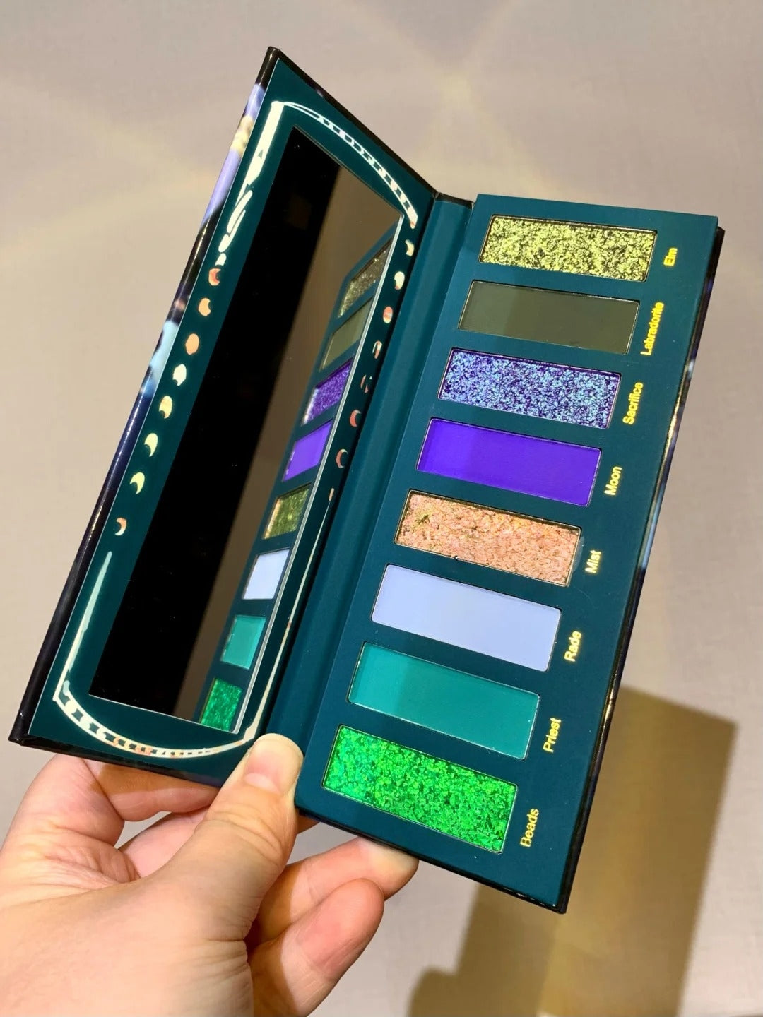 Narimi Misty Silver Lake 8-Color Chameleon Eyeshadow Palette (9.0