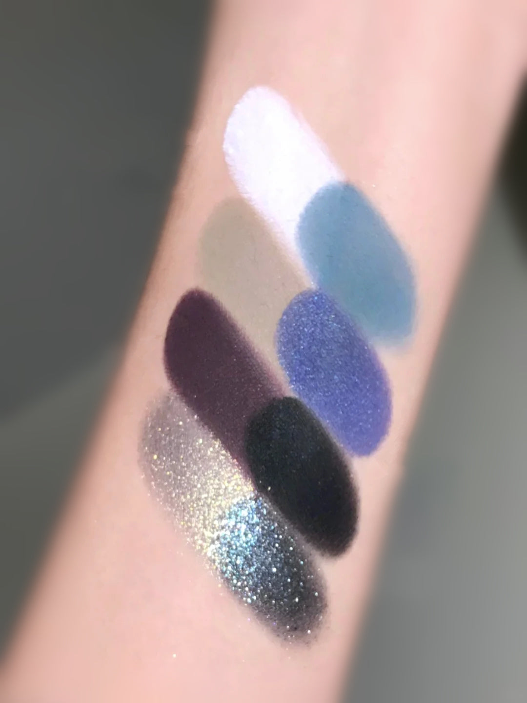 Narimi Black Ash 8-Color Holographic Eyeshadow Palette (5.0) T3846