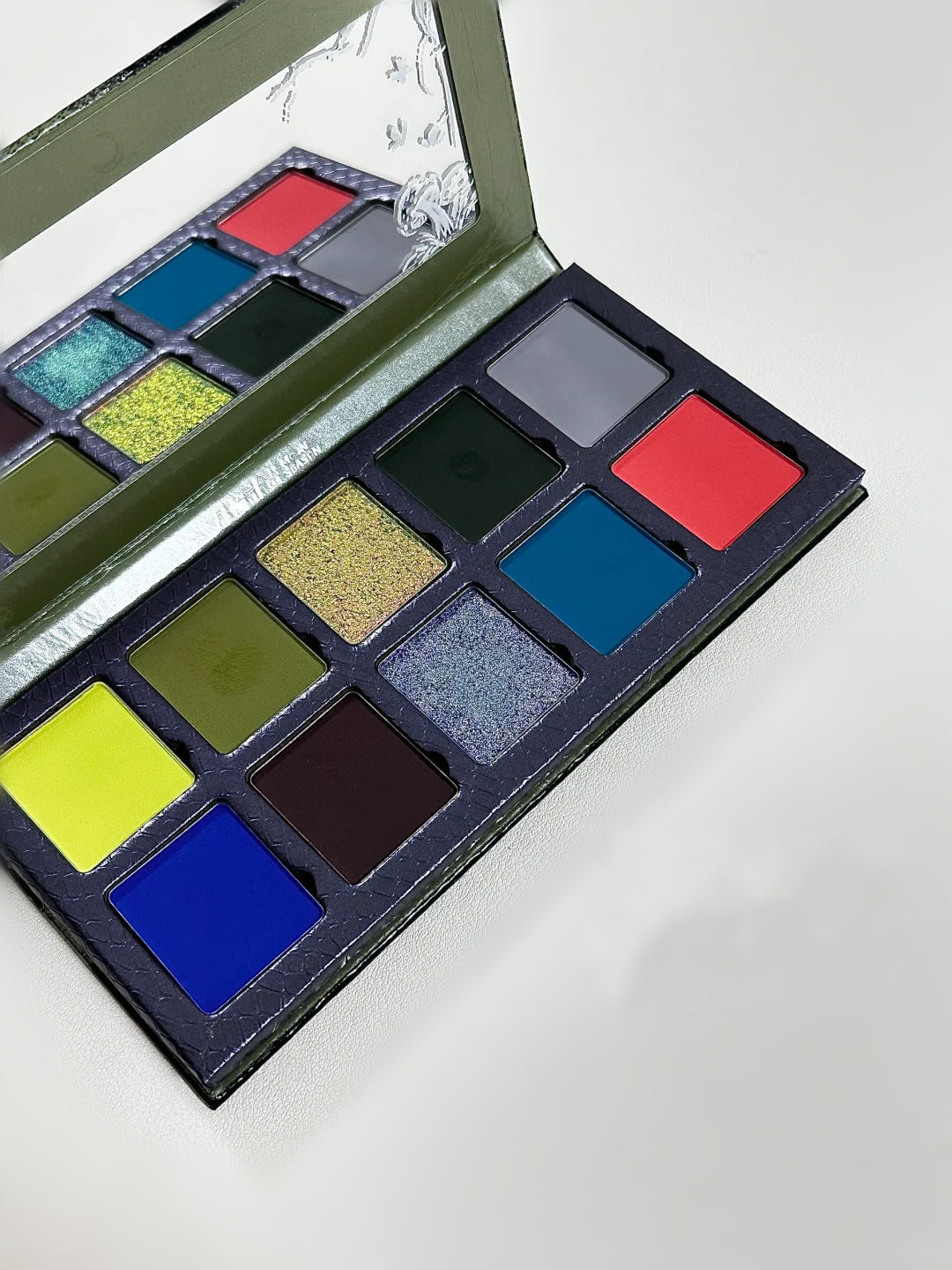 HUAXU Wonderful World 8-Color Eyeshadow Palette T3849