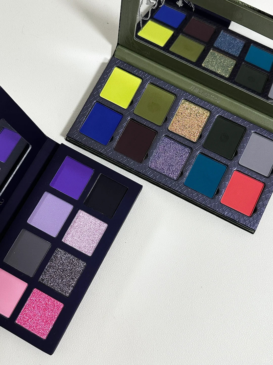 HUAXU Wonderful World 8-Color Eyeshadow Palette T3849