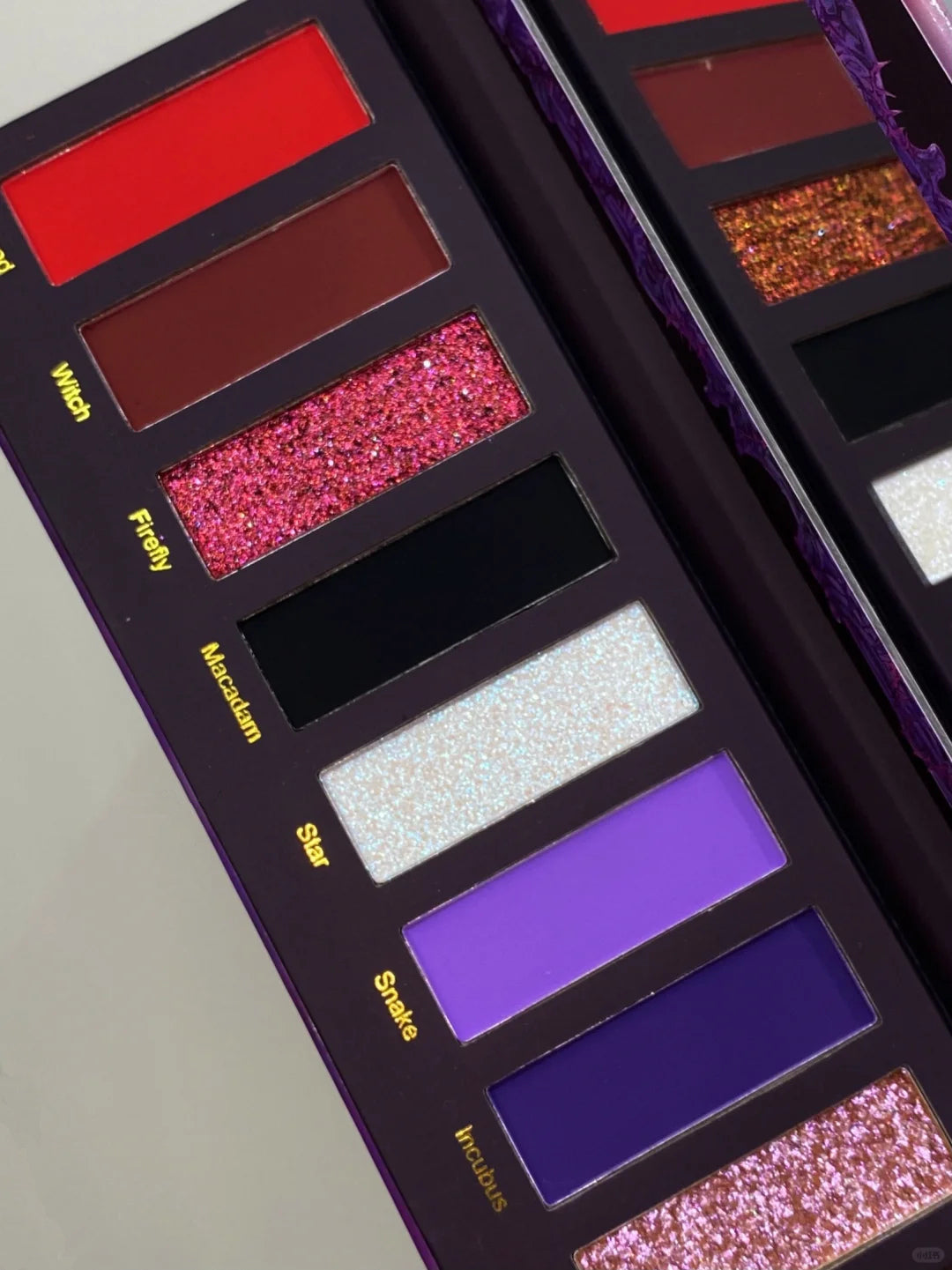 Narimi Fireflies In Dark Night 8-farvet øjenskyggepalette (6.0) T3840