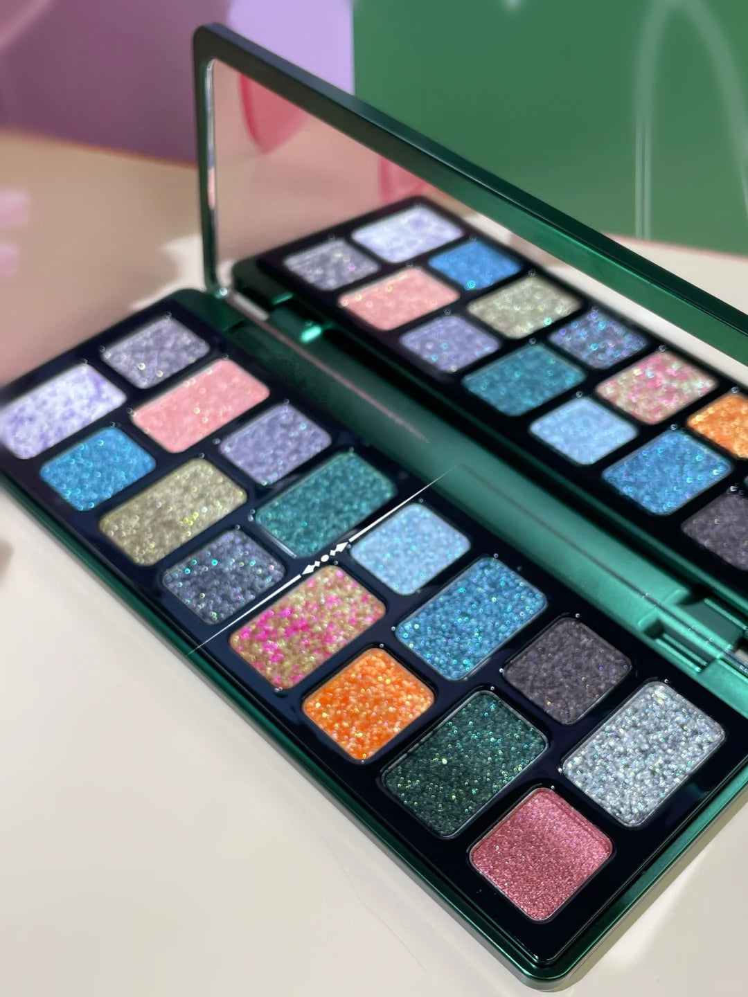 QianYan Cosmic Mind 16-Color Holographic Eyeshadow Palette T3871