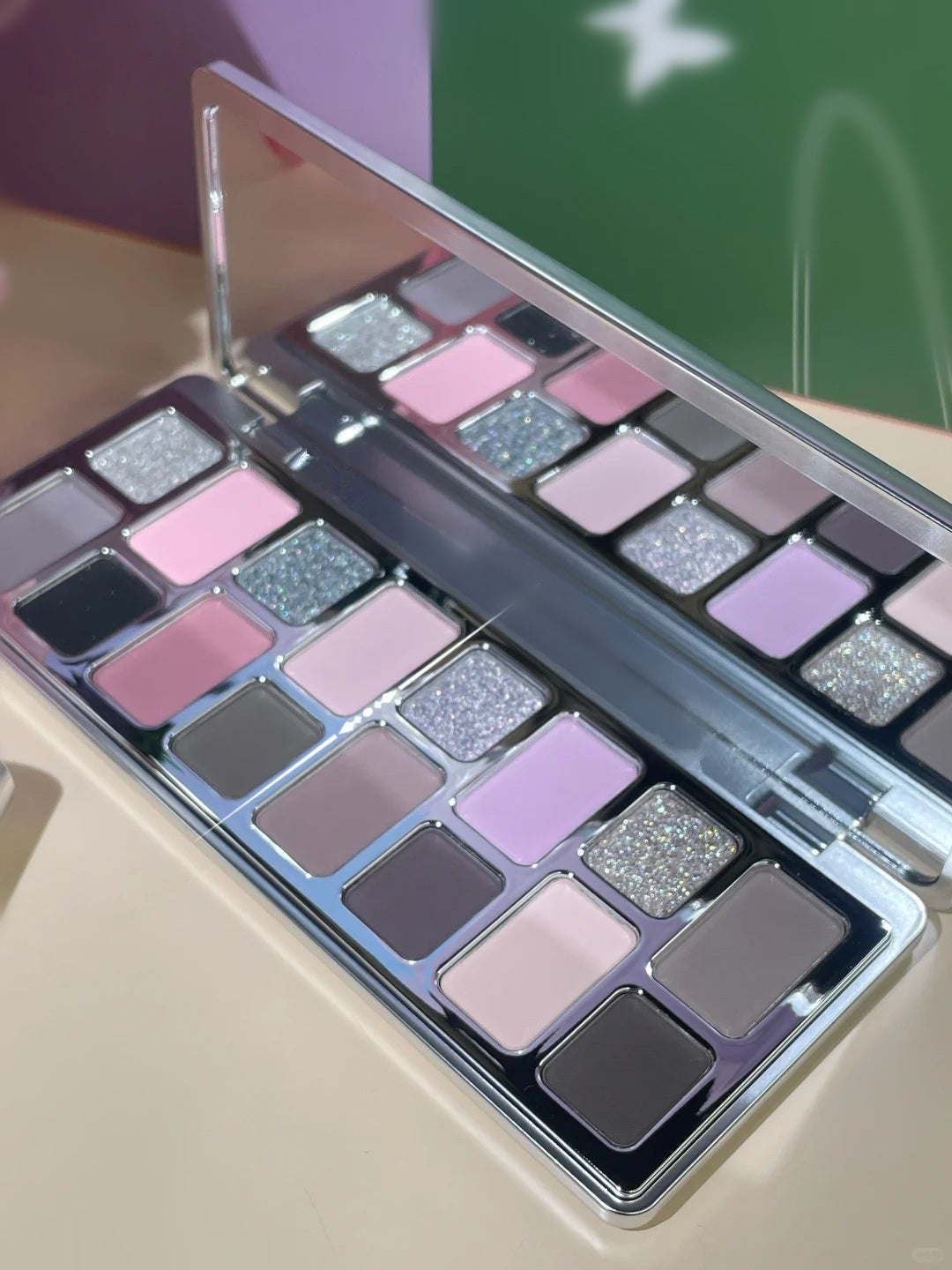 QianYan Cosmic Mind 16-Color Holographic Eyeshadow Palette T3871