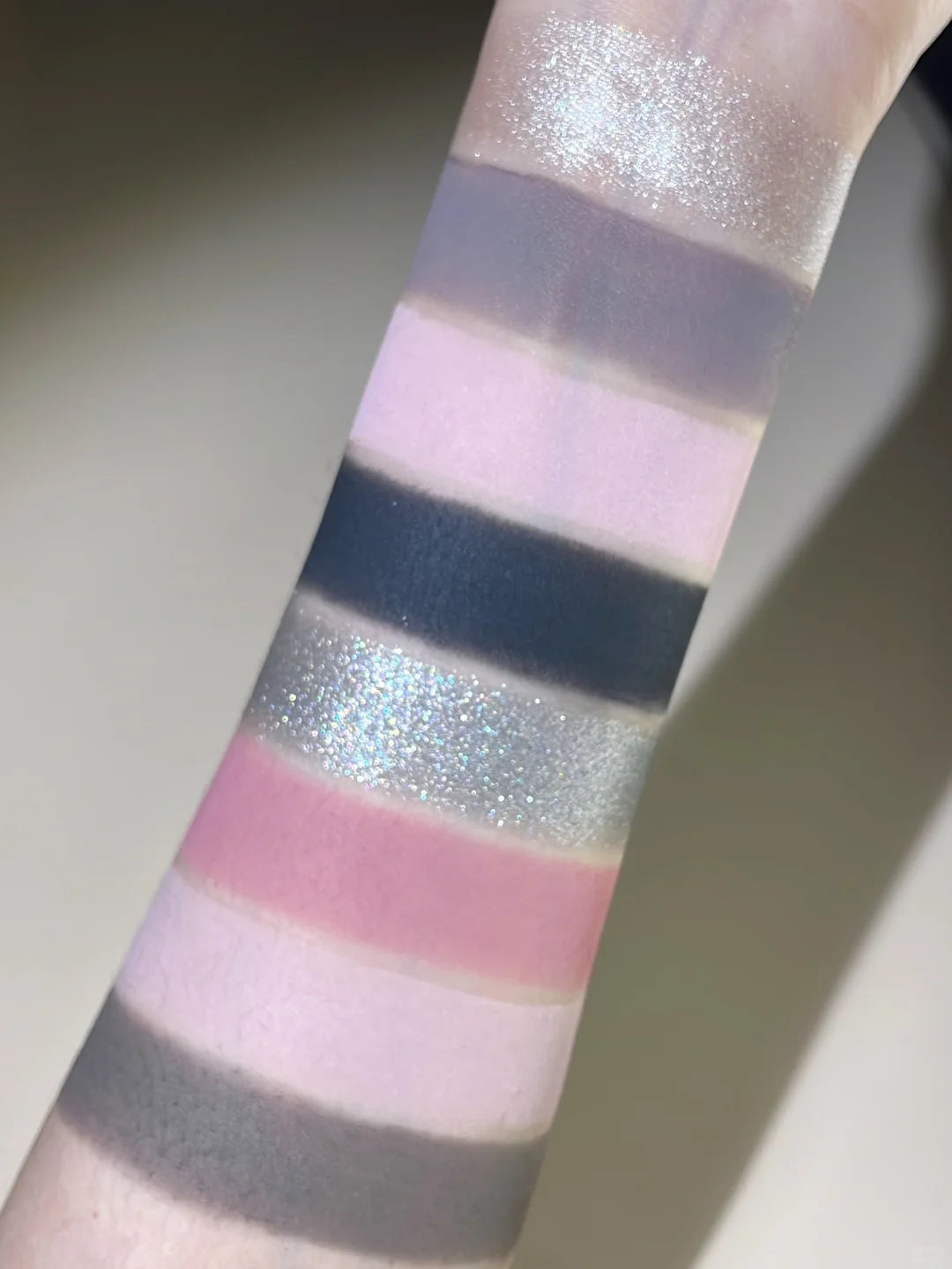 QianYan Cosmic Mind 16-Color Holographic Eyeshadow Palette T3871