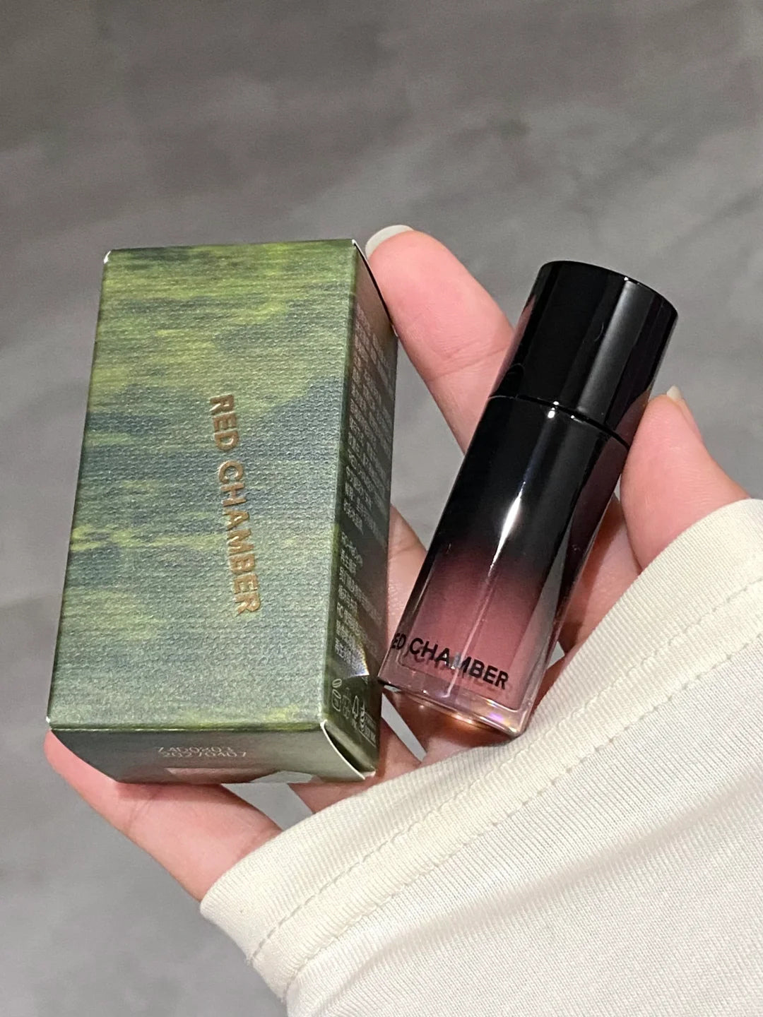 سائل مكياج متعدد الاستخدامات من ريد تشامبر لأحمر الخدود وظلال العيون وأحمر الشفاه T4000