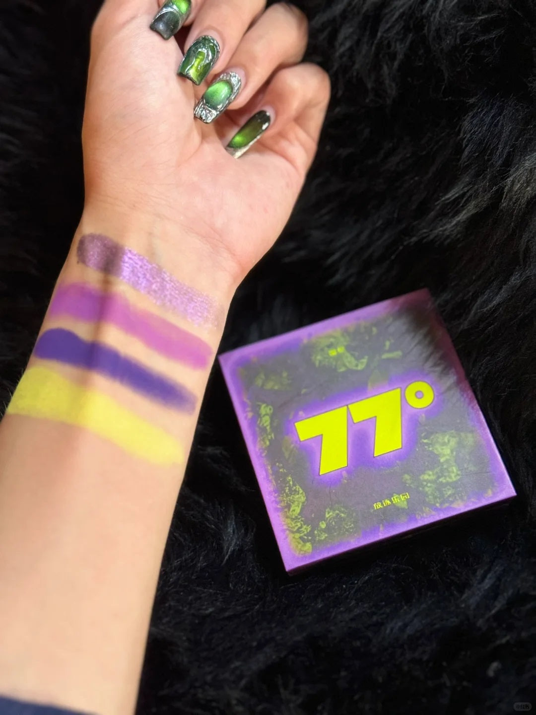 EXILEJOY Temperaturforskel 77℃ 4-farvet øjenskyggepalette T4026