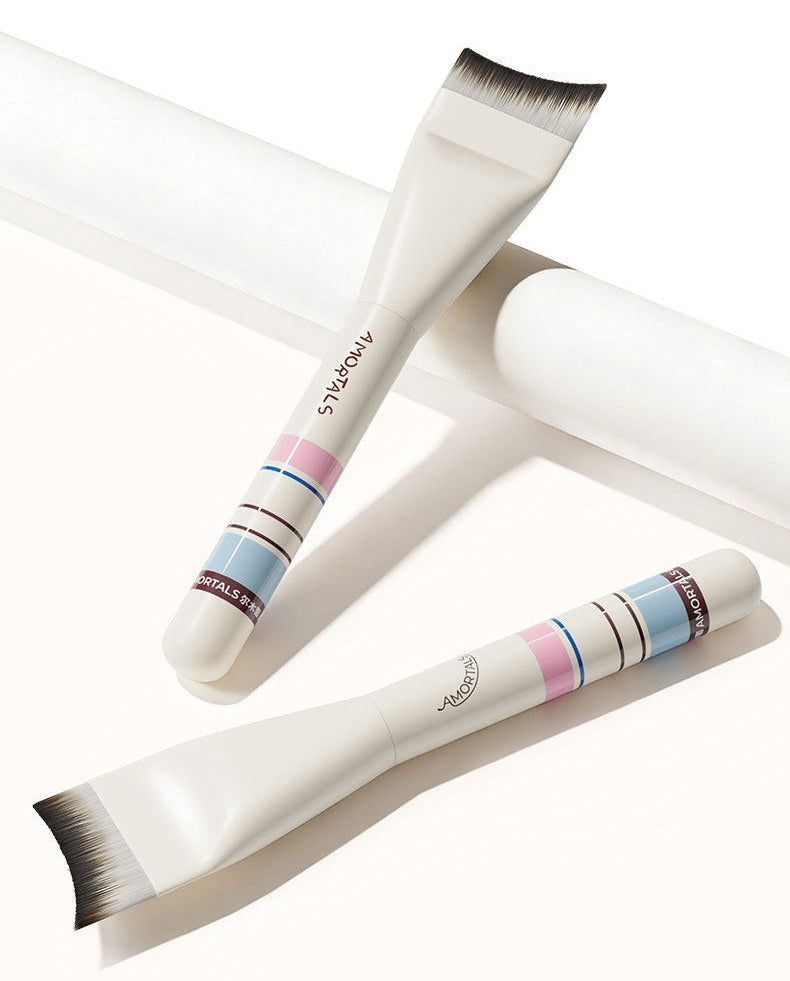 AMORTALS Flawless Crescent-shaped Foundation Brush T5741