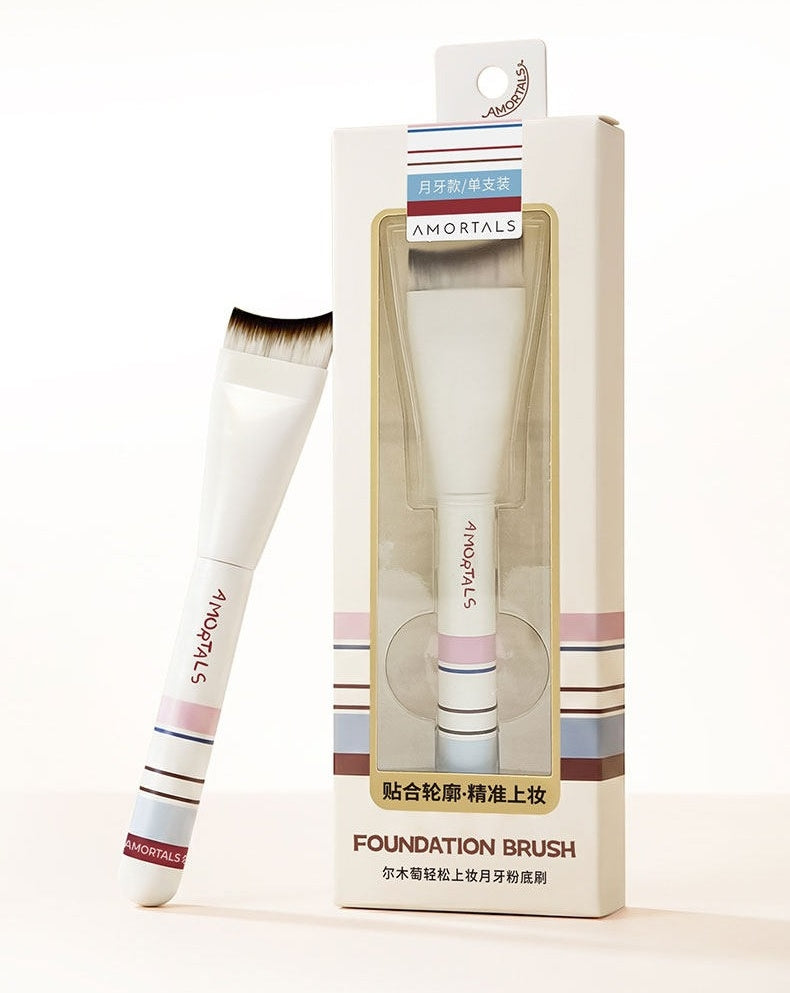 AMORTALS Flawless Crescent-shaped Foundation Brush T5741