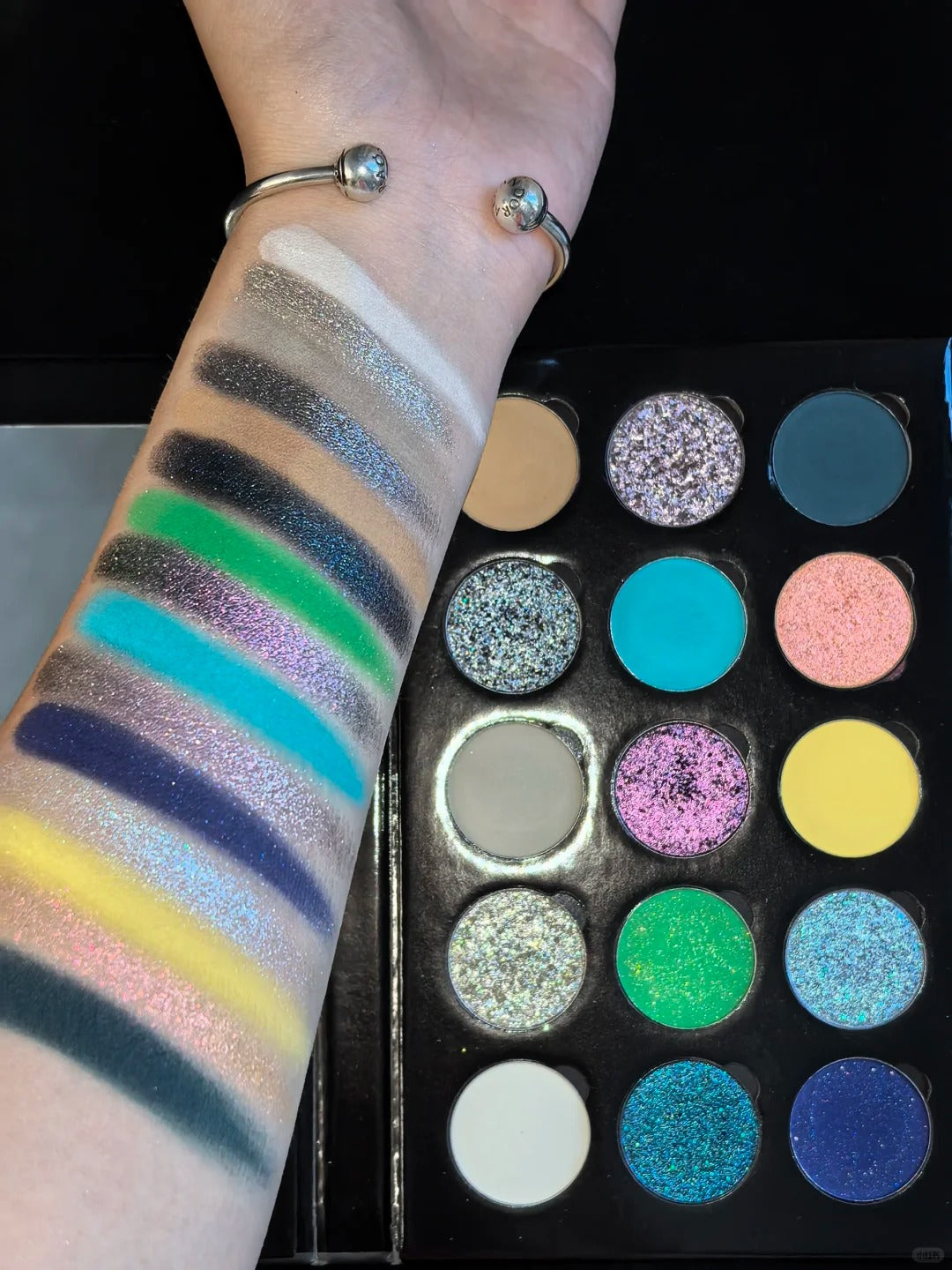 THE U COSMETICS Eye Of Universe 15 Color Chameleon Eyeshadow Palette T4081