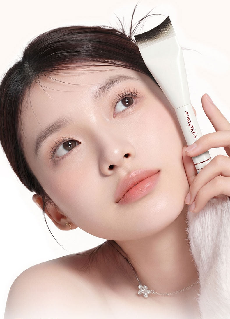 AMORTALS Flawless Crescent-shaped Foundation Brush T5741