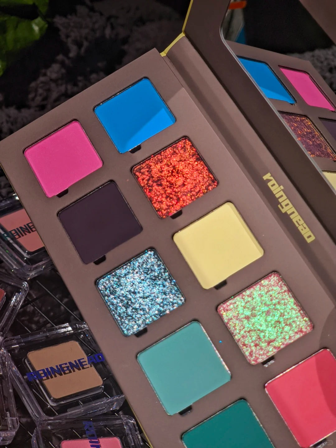 ROINGNEAO Wander Carousel Smoky Eyeshadow Palette T5527