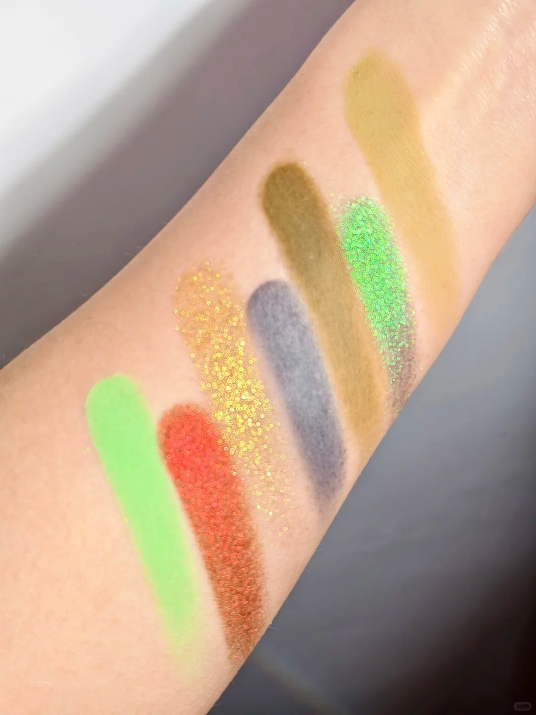 YIZHI Cloud Garden Collection Chameleon Eyeshadow Palette #End of Year T5491