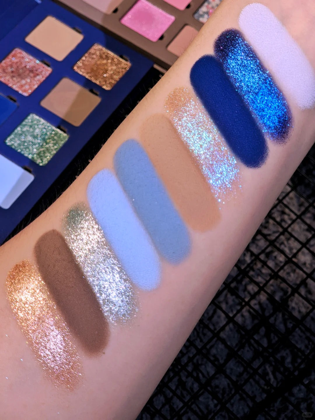 ROINGNEAO Blues Symphony Smoky Eyeshadow Palette T5749