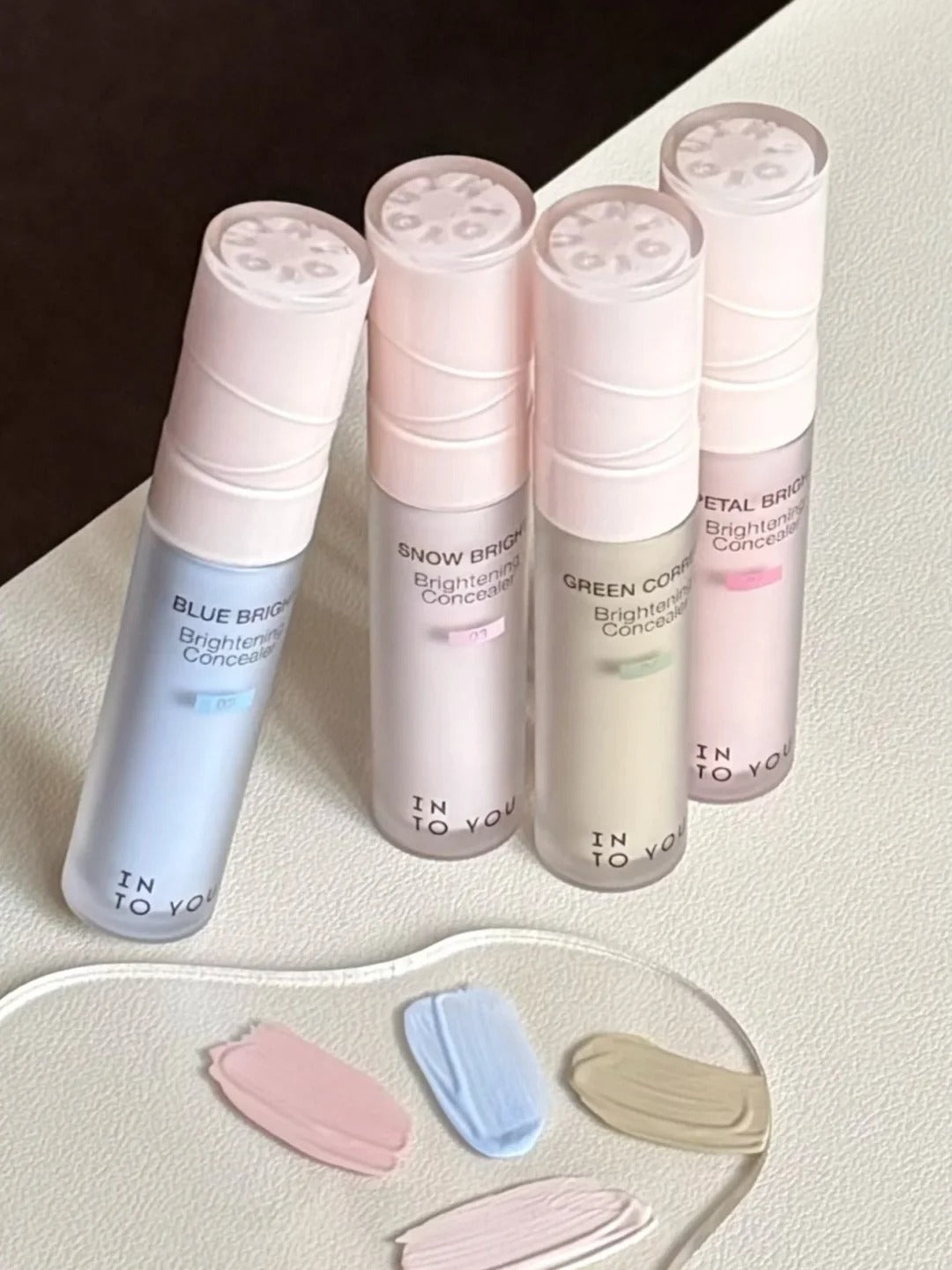 INTO YOU Luftig, fugtgivende og concealervæske T4356