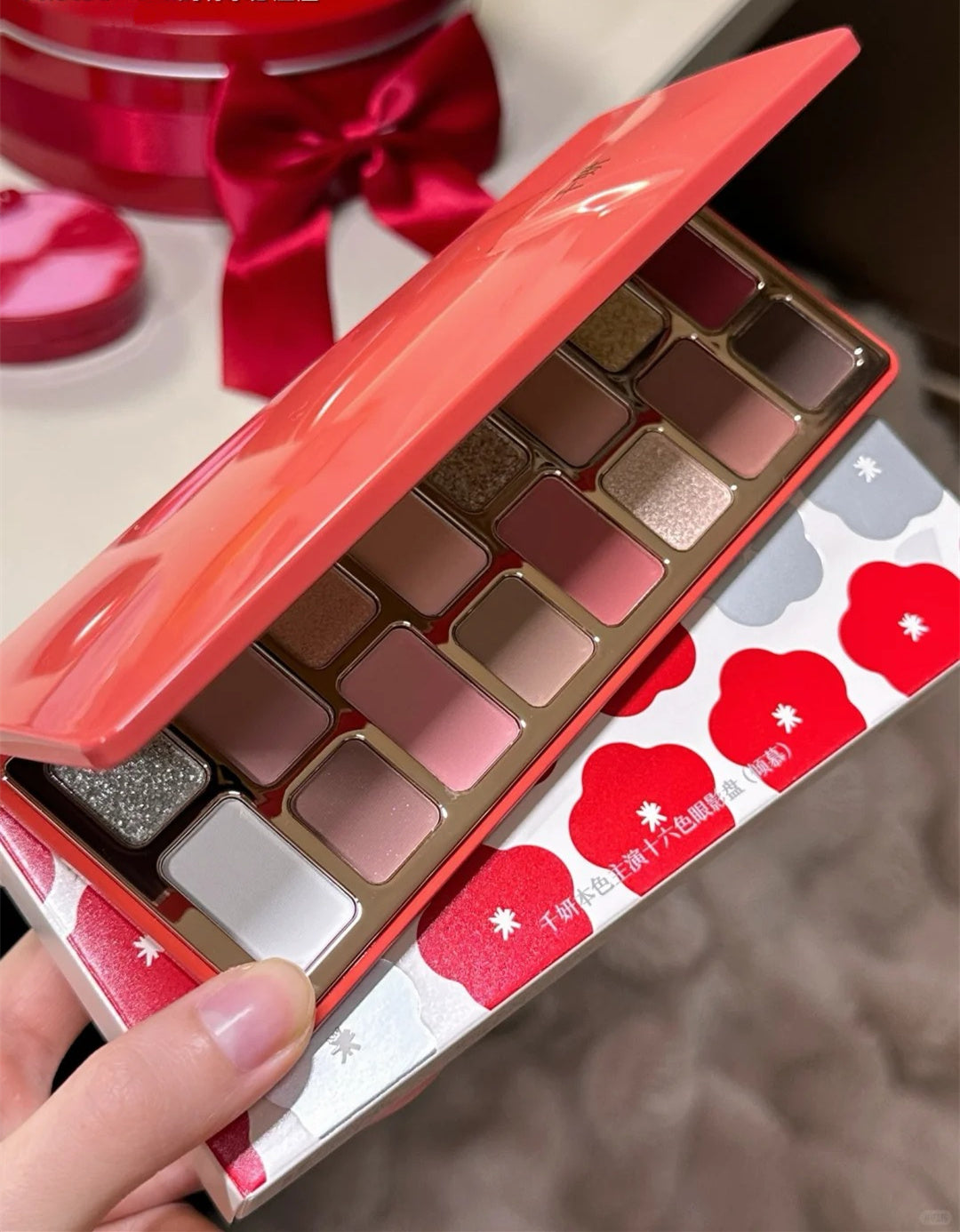 QianYan Red Camellia In Snow 16-Color Eyeshadow Palette T4193
