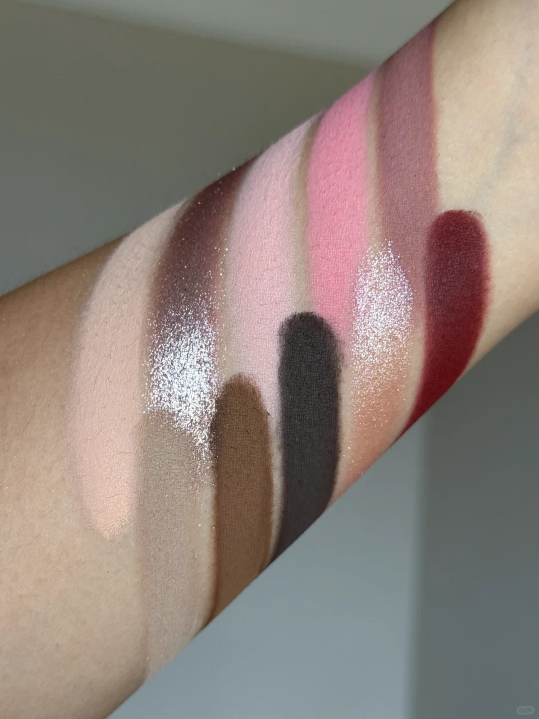 ROINGNEAO True Colors Opening Smoky Eyeshadow Palette T5137