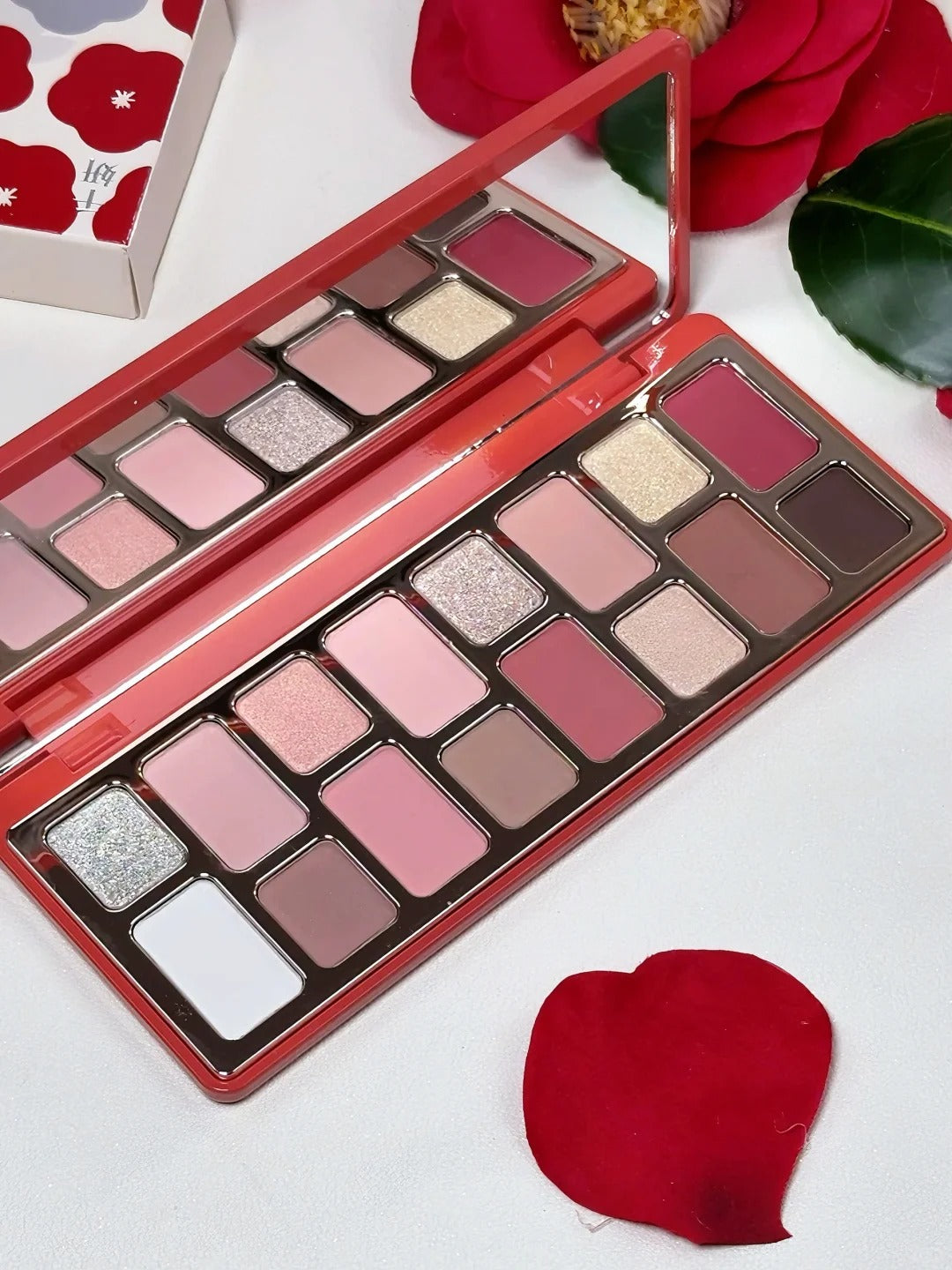 QianYan Red Camellia In Snow 16-Color Eyeshadow Palette T4193