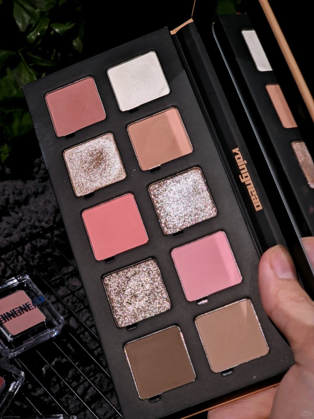 ROINGNEAO Exploding Melon Smoky Eyeshadow Palette T5528