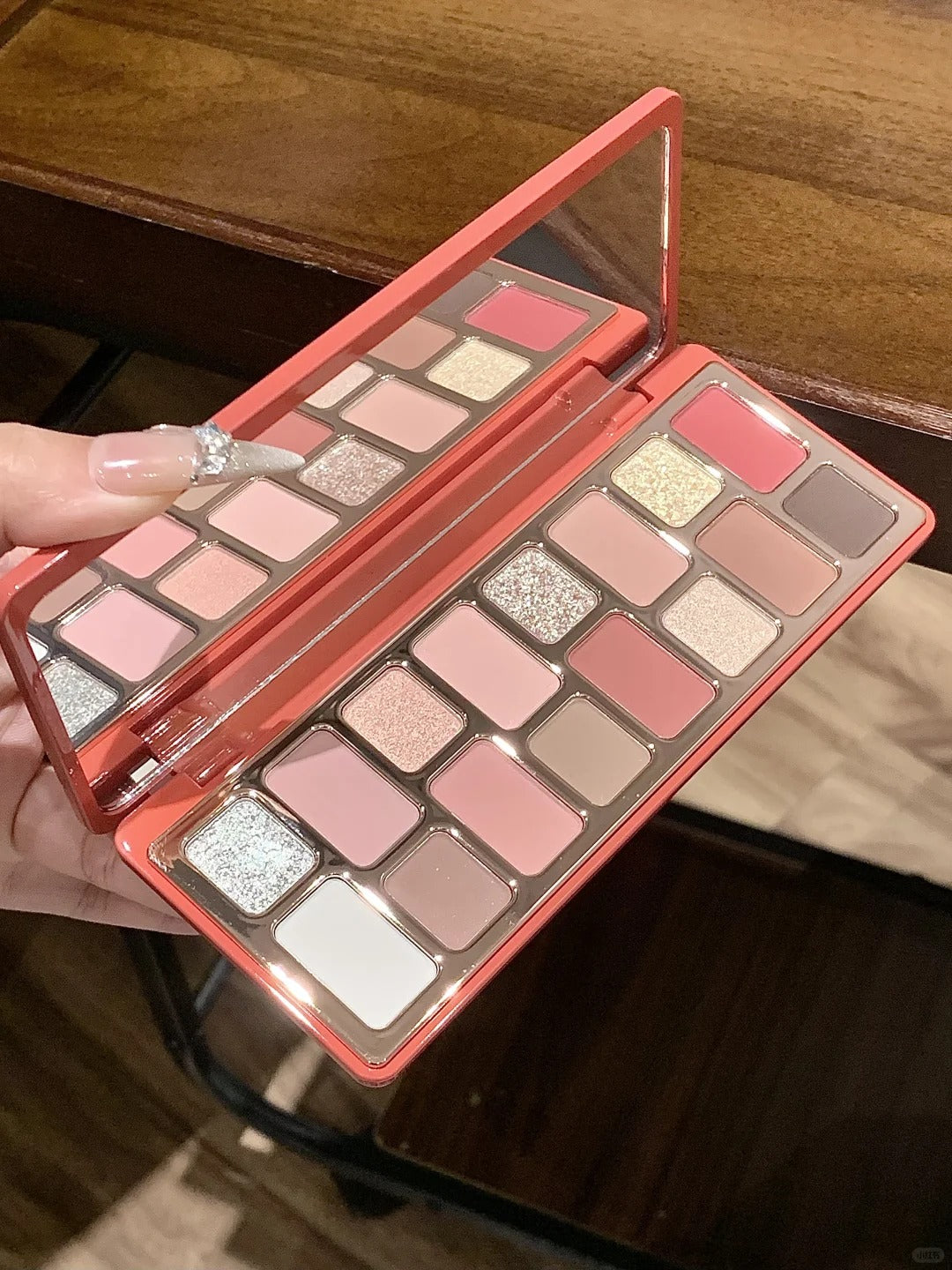 QianYan Red Camellia In Snow 16-Color Eyeshadow Palette T4193