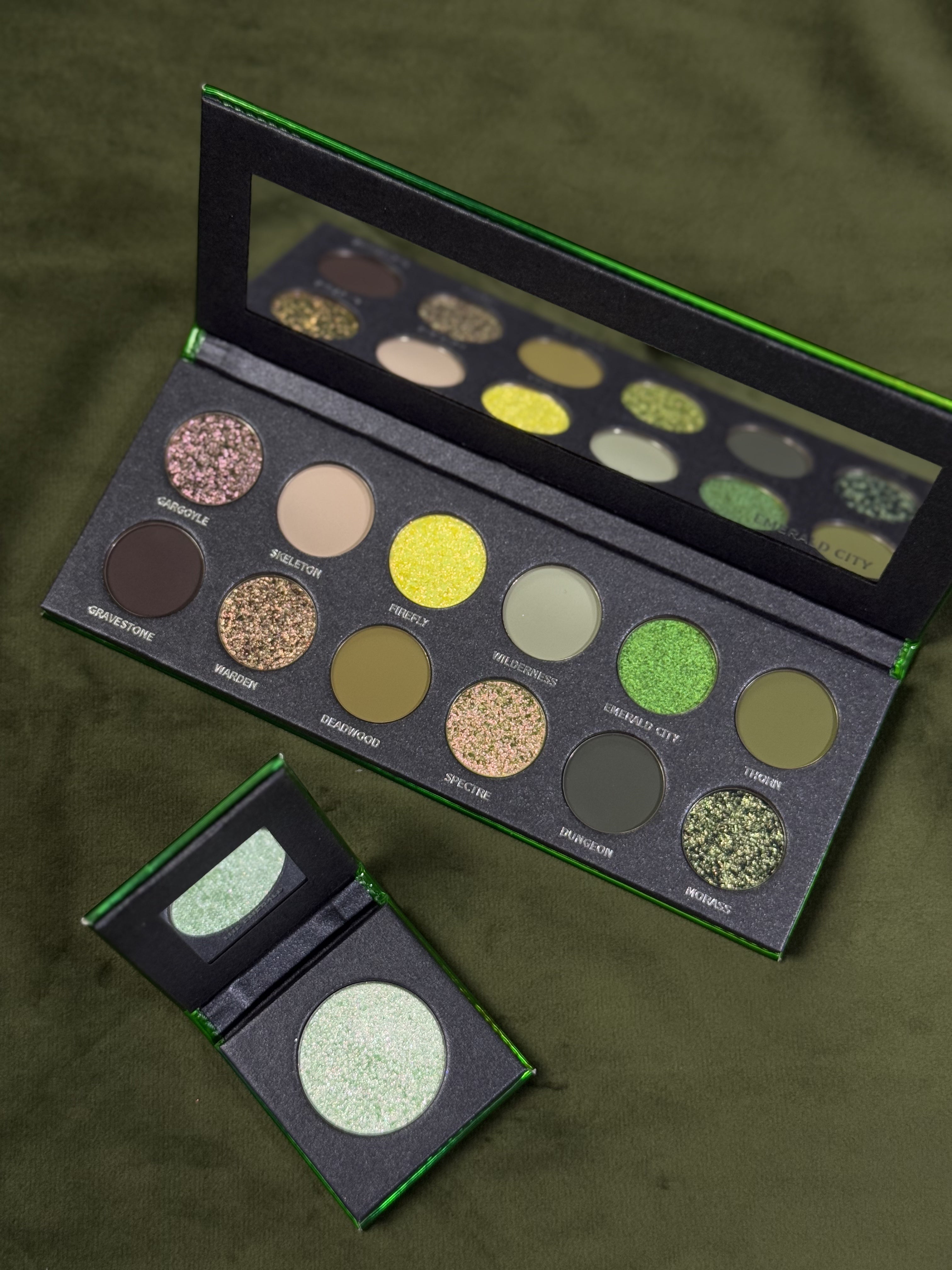 KRYPTEIN COSMETICS Emerald City Highlighter & Eyeshadow Palette Set T5155