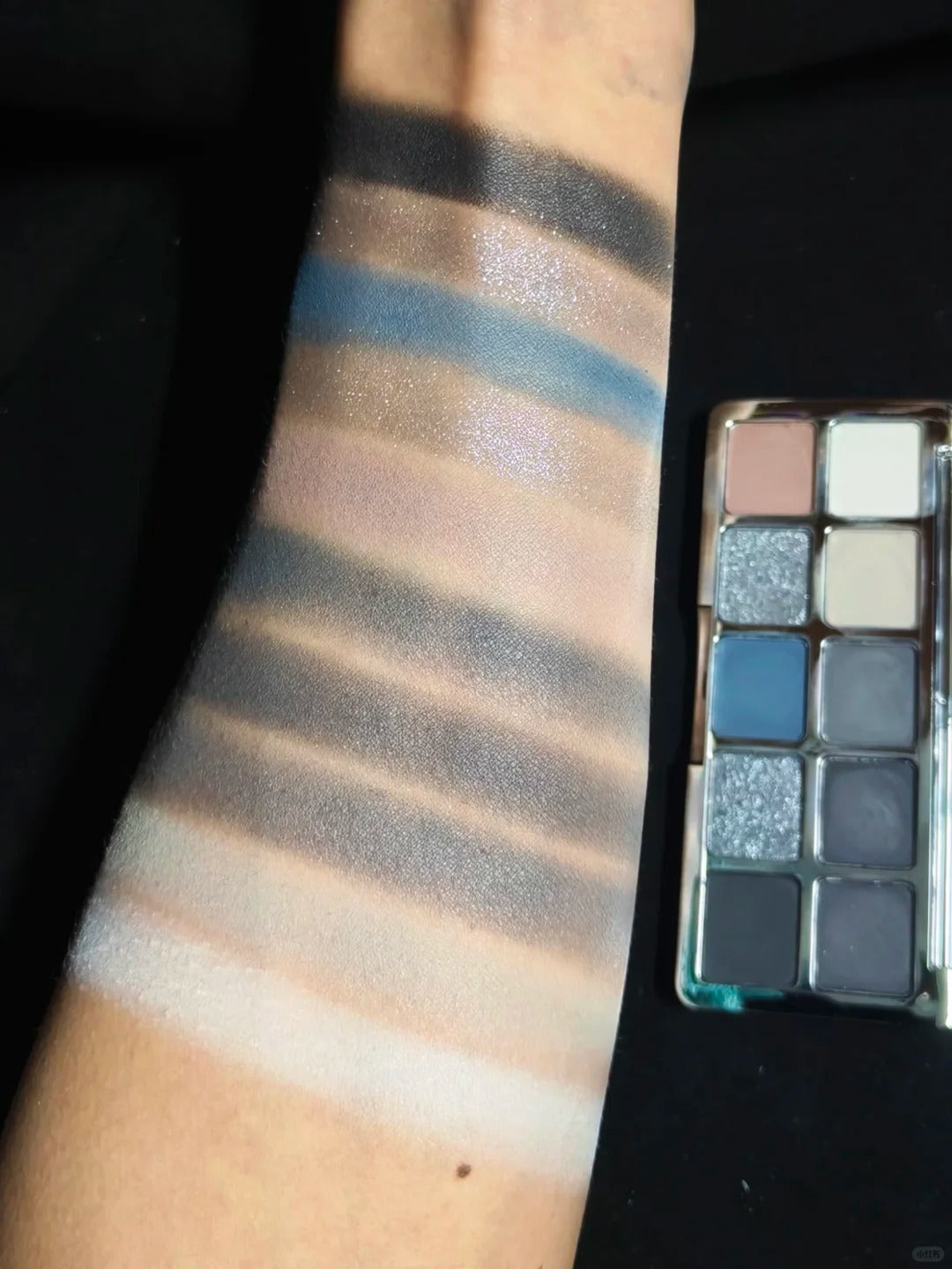 SheDella Colorful Dream 10-Color Eyeshadow Palette T4434