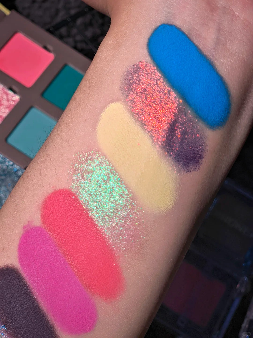 ROINGNEAO Wander Carousel Smoky Eyeshadow Palette T5527