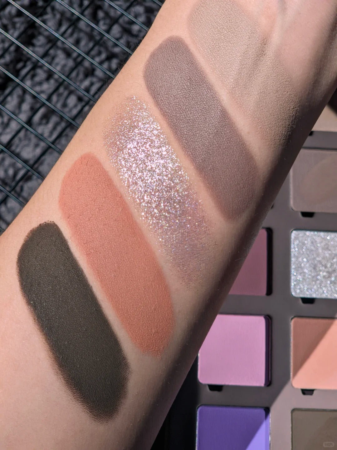 ROINGNEAO Diffuse Fog Smoky Eyeshadow Palette T5400