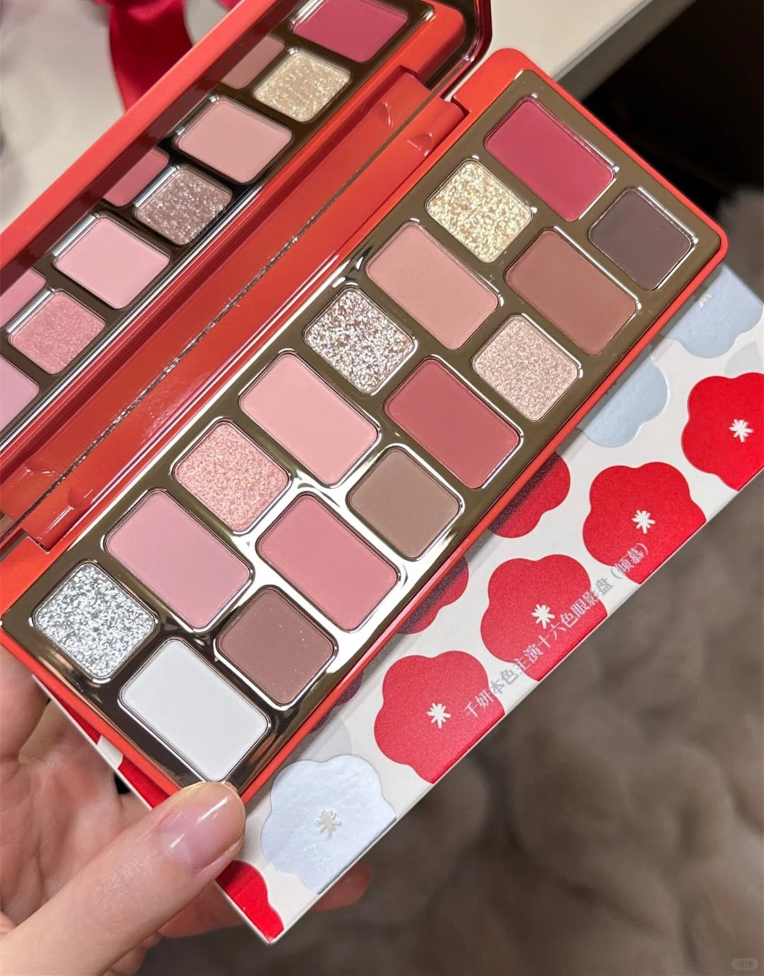 QianYan Red Camellia In Snow 16-Color Eyeshadow Palette T4193