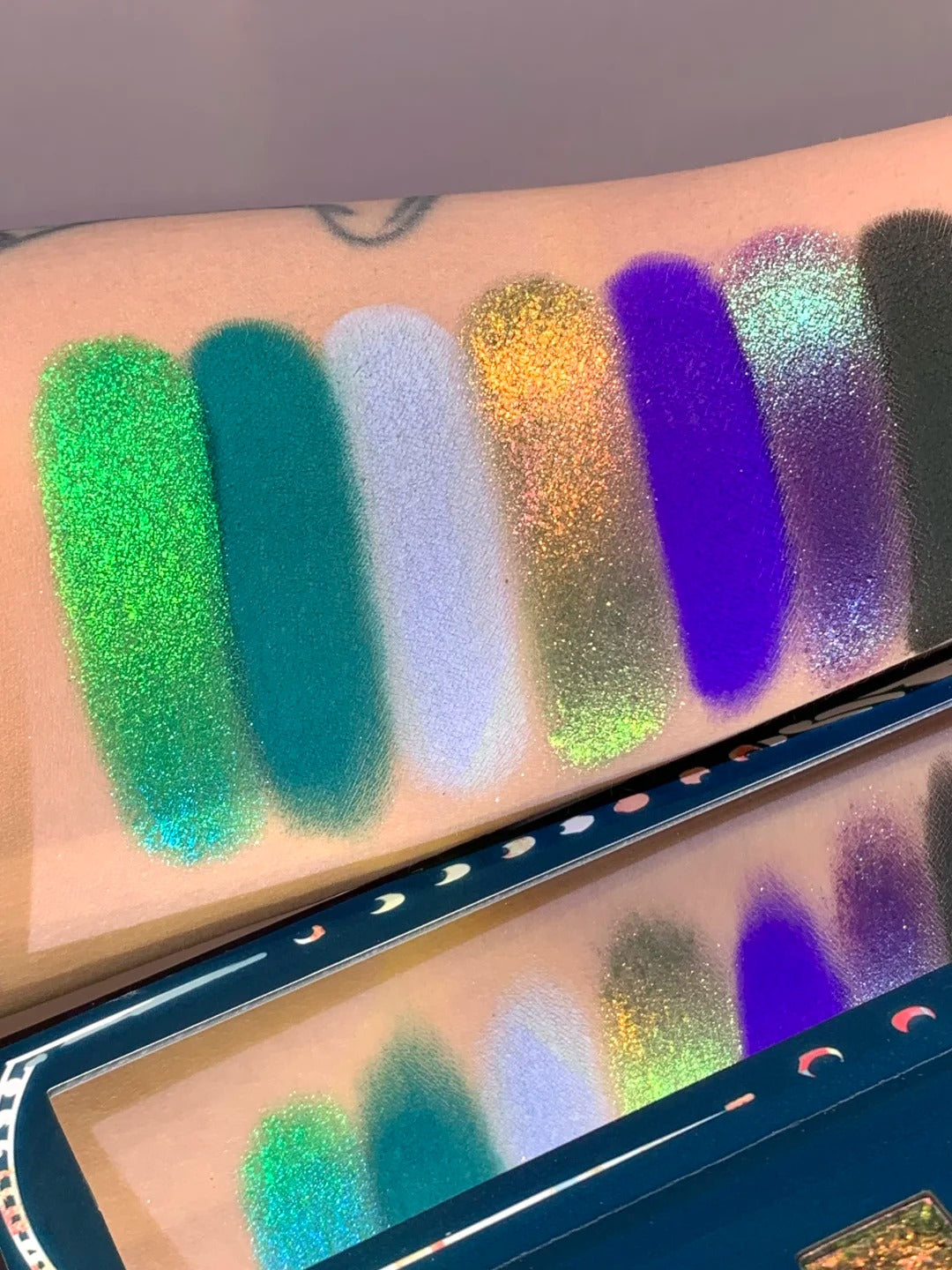 Narimi Misty Silver Lake 8-Color Chameleon Eyeshadow Palette (9.0
