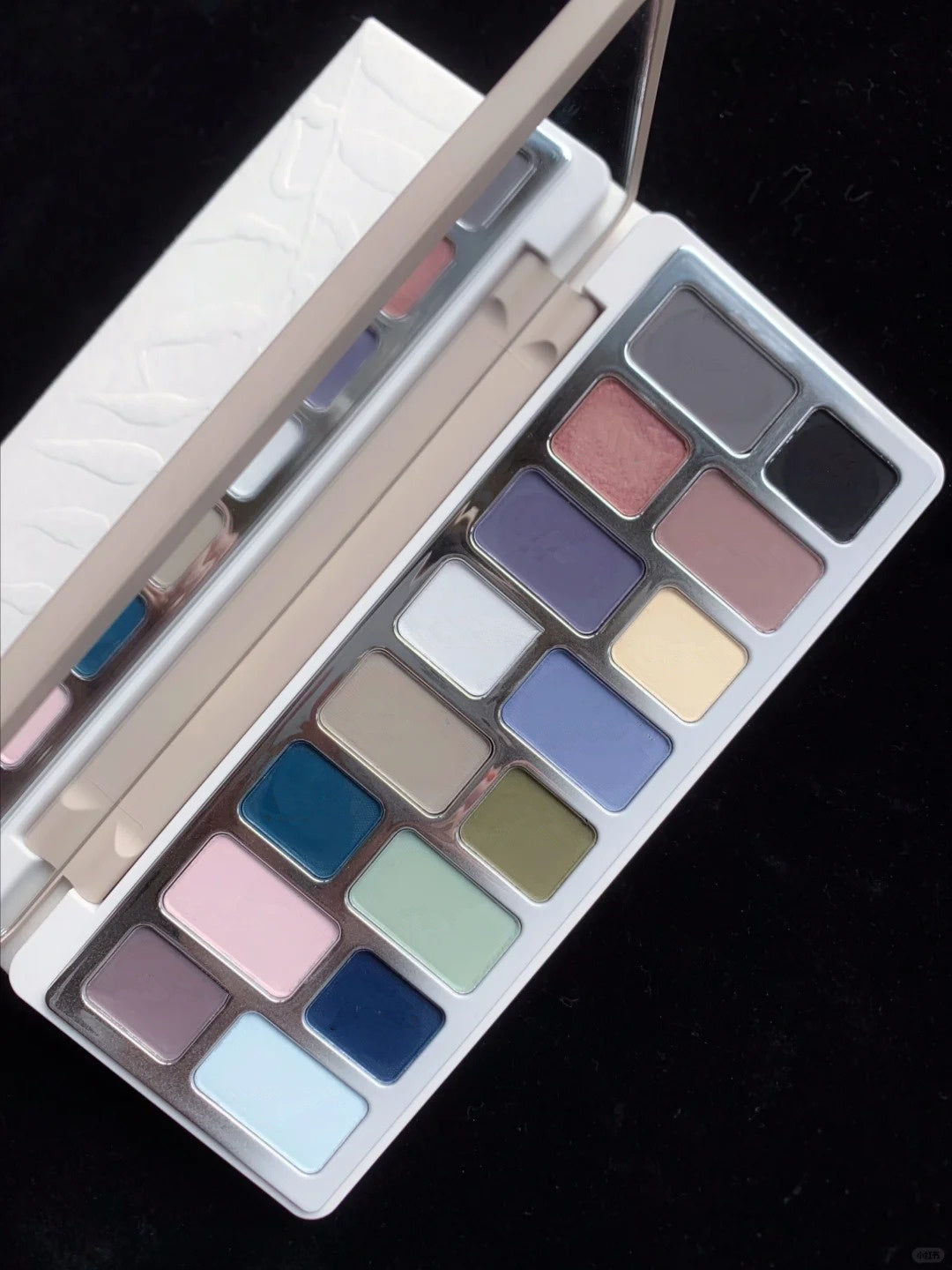 QianYan 16-Color Fog Garden Matte Eyeshadow Palette T4240