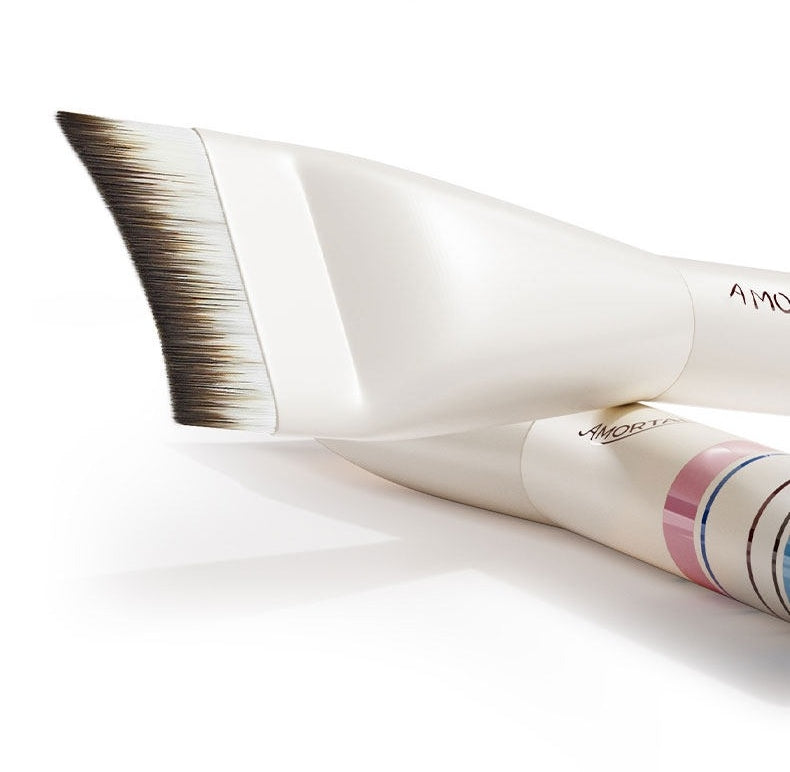 AMORTALS Flawless Crescent-shaped Foundation Brush T5741