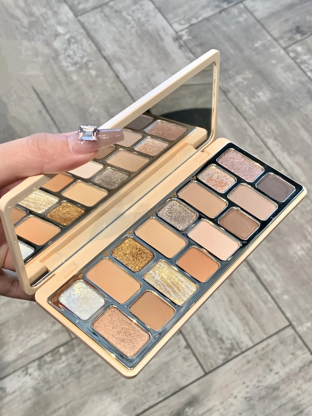 QianYan Runaway Princess 16-Color Eyeshadow Palette T4131