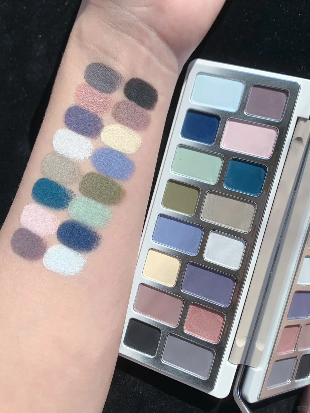 QianYan 16-Color Fog Garden Matte Eyeshadow Palette T4240