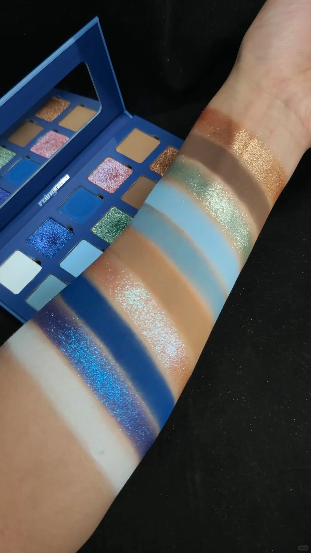 ROINGNEAO Blues Symphony Smoky Eyeshadow Palette T5749