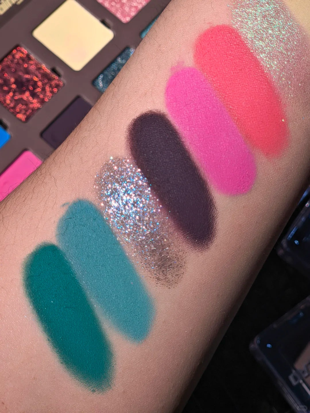 ROINGNEAO Wander Carousel Smoky Eyeshadow Palette T5527