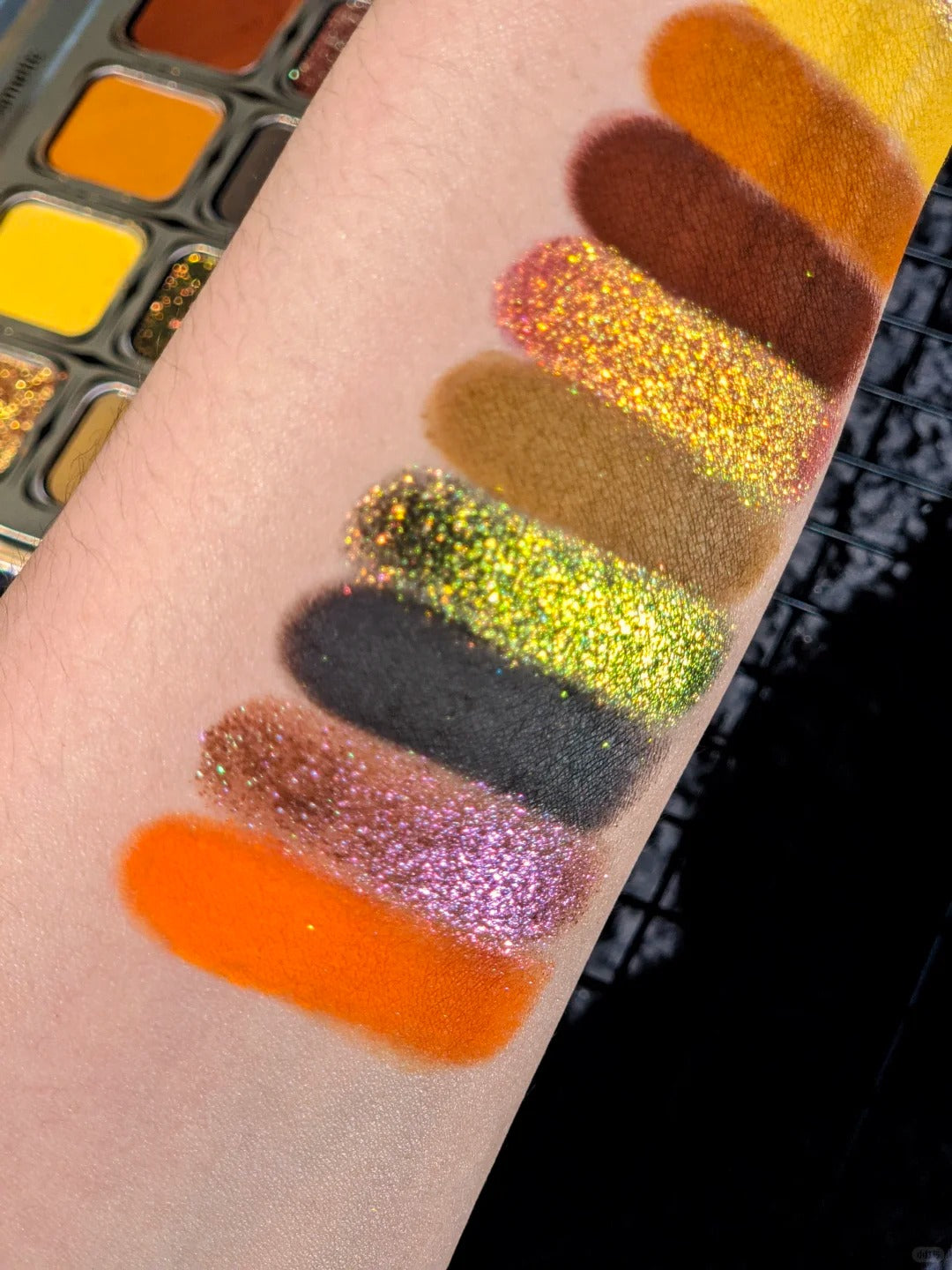 THE U COSMETICS Dusk Sands 10-Color Chameleon Eyeshadow Palette (3.0) T5631