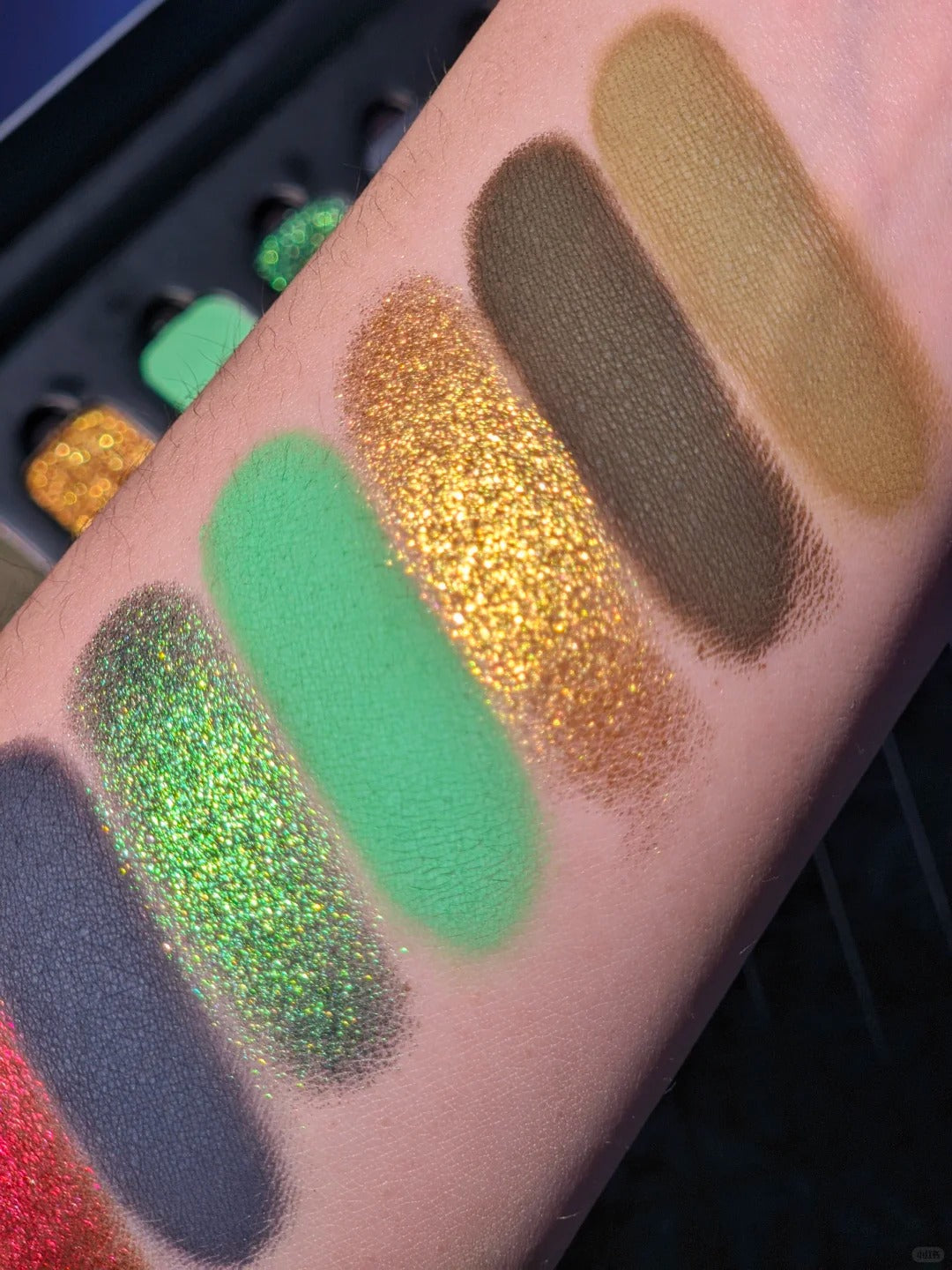 YIZHI Cloud Garden Collection Chameleon Eyeshadow Palette #End of Year T5491