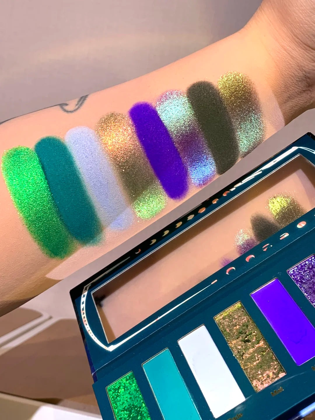 Narimi Misty Silver Lake 8-Color Chameleon Eyeshadow Palette (9.0) T5293