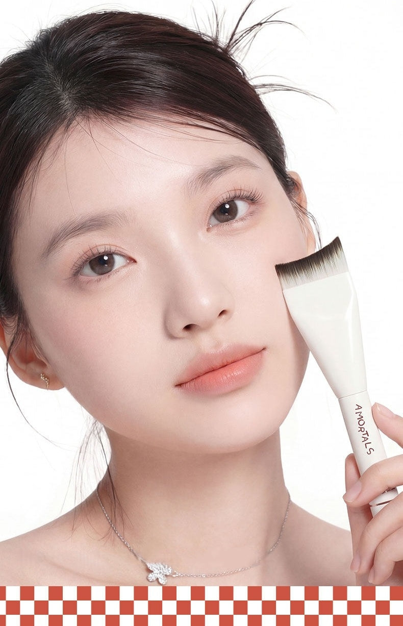 AMORTALS Flawless Crescent-shaped Foundation Brush T5741