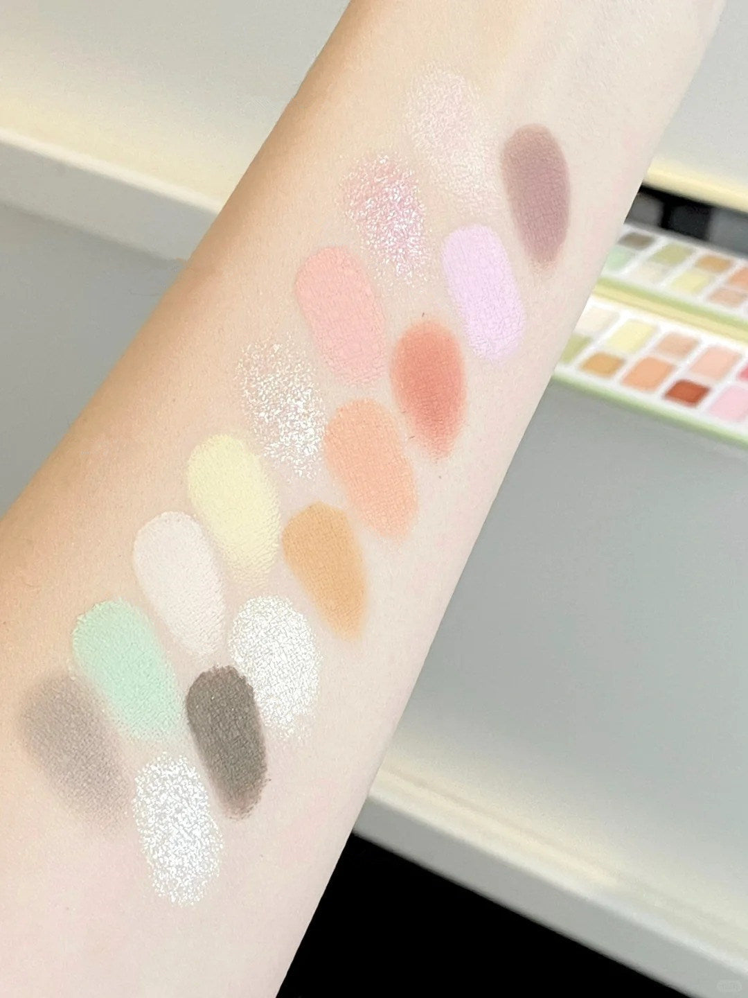 QianYan Lime Cheese 16-Color Eyeshadow Palette T4349