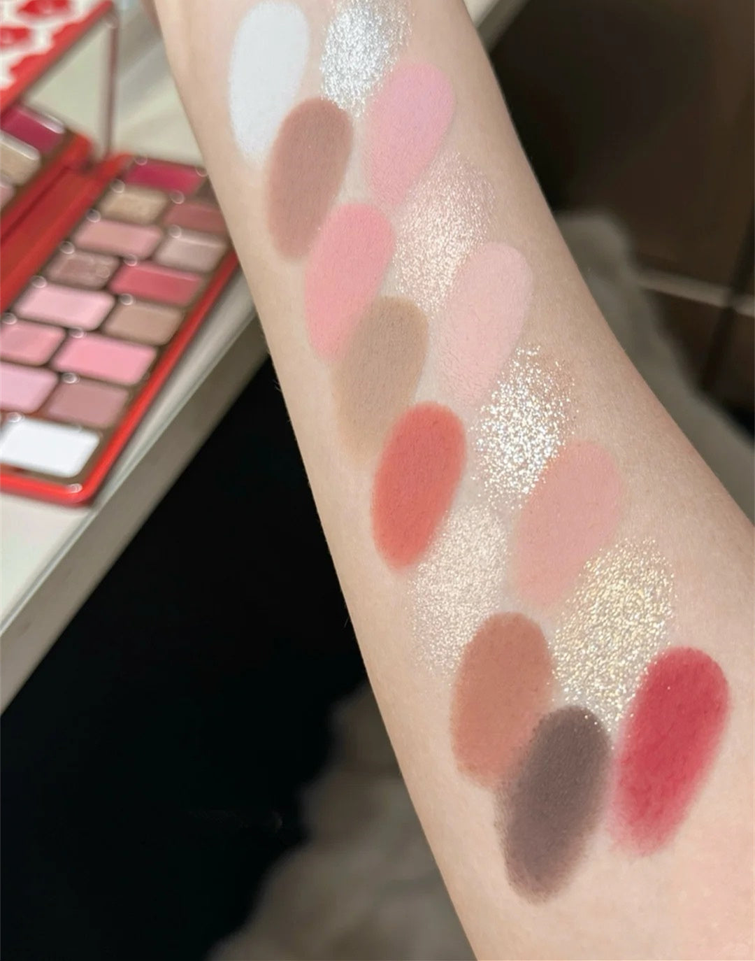 QianYan Red Camellia In Snow 16-Color Eyeshadow Palette T4193