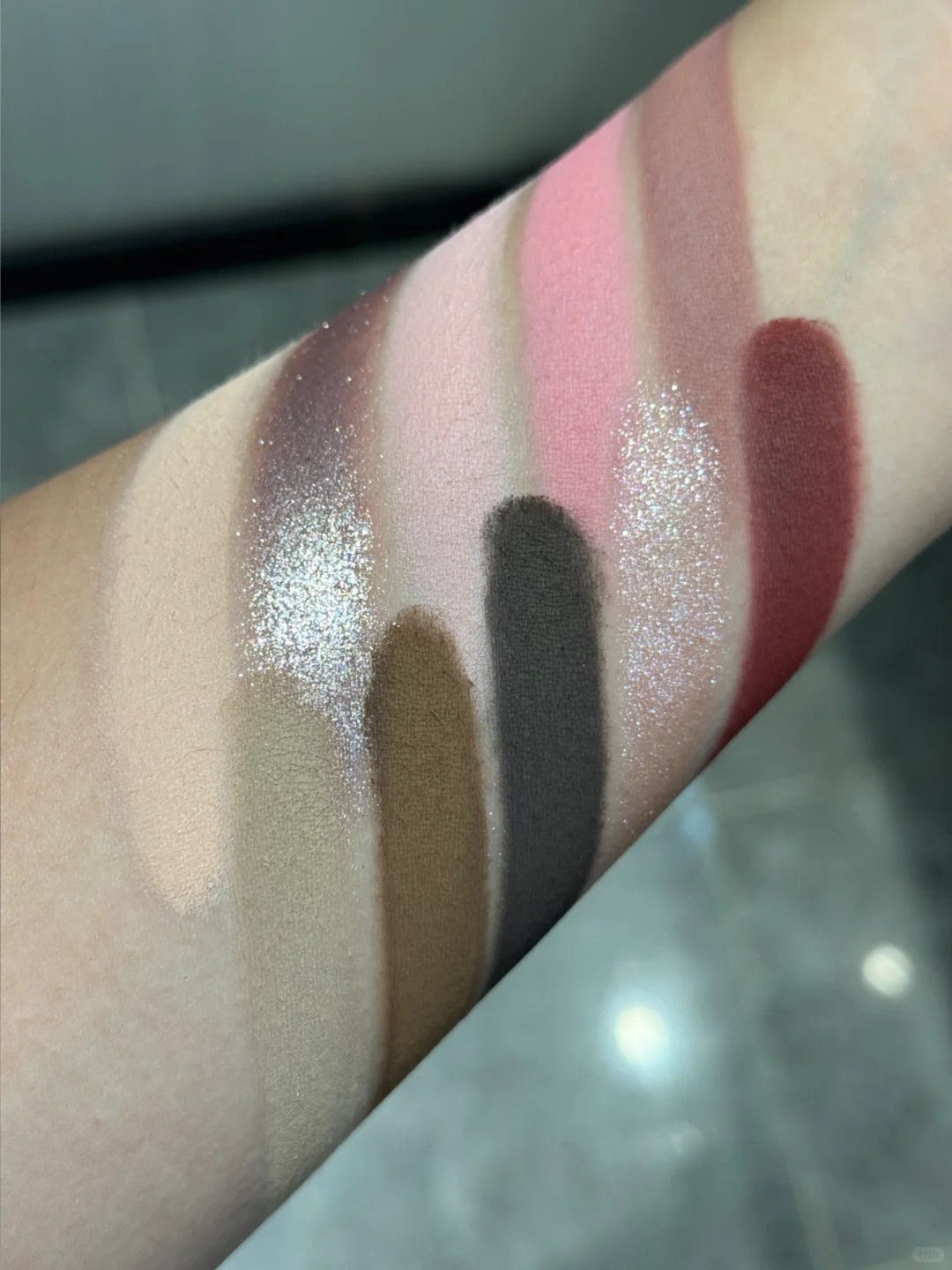 ROINGNEAO True Colors Opening Smoky Eyeshadow Palette T5137