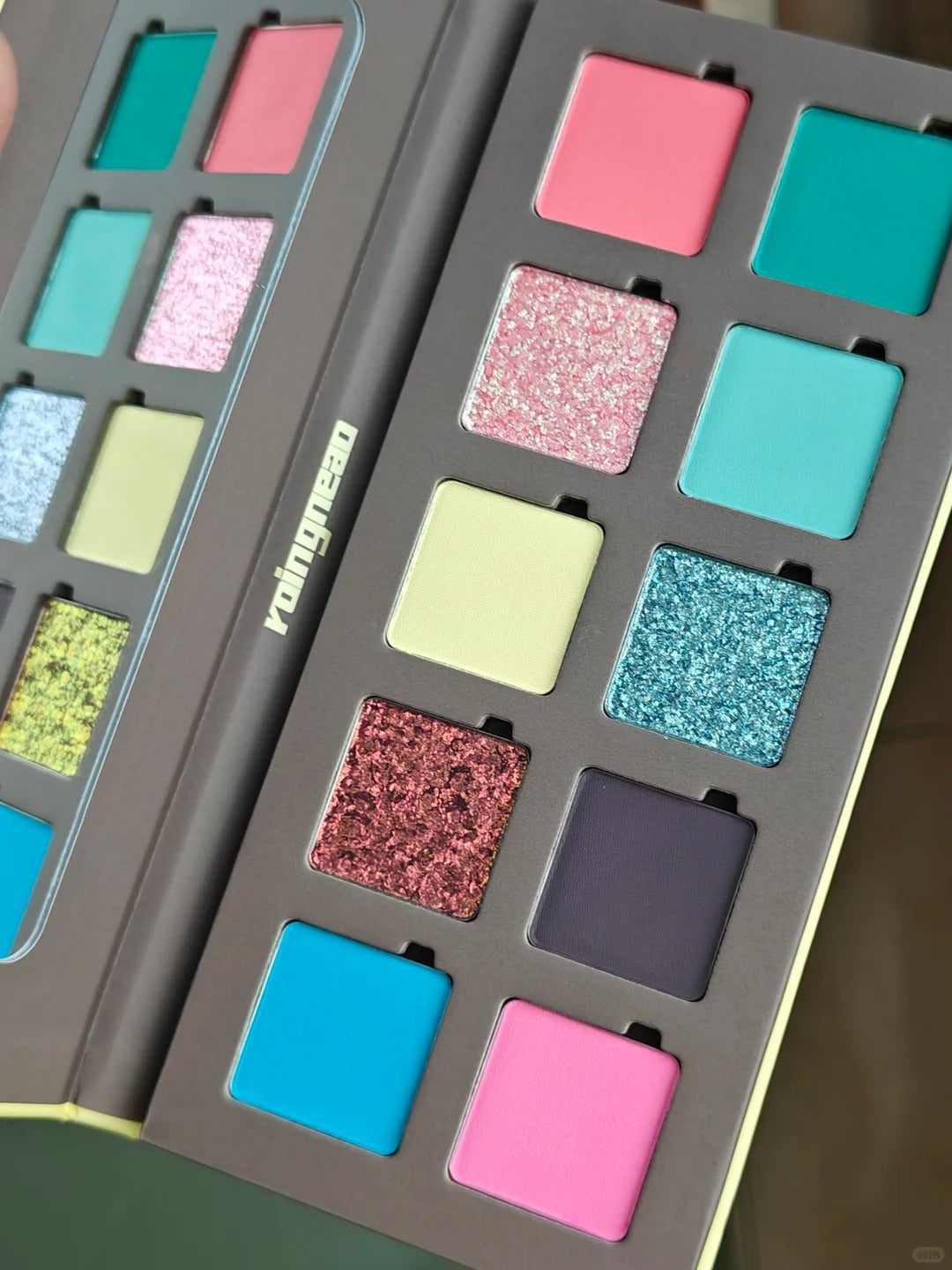 ROINGNEAO Wander Carousel Smoky Eyeshadow Palette T5527