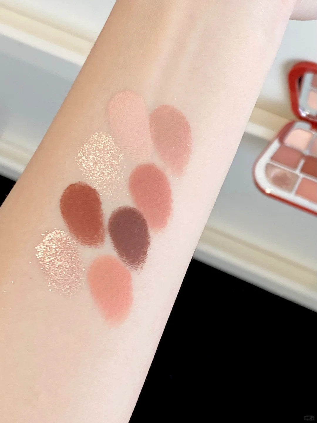 FOCALLURE 8-Color Pearlescent Chameleon Eyeshadow Palette T4304