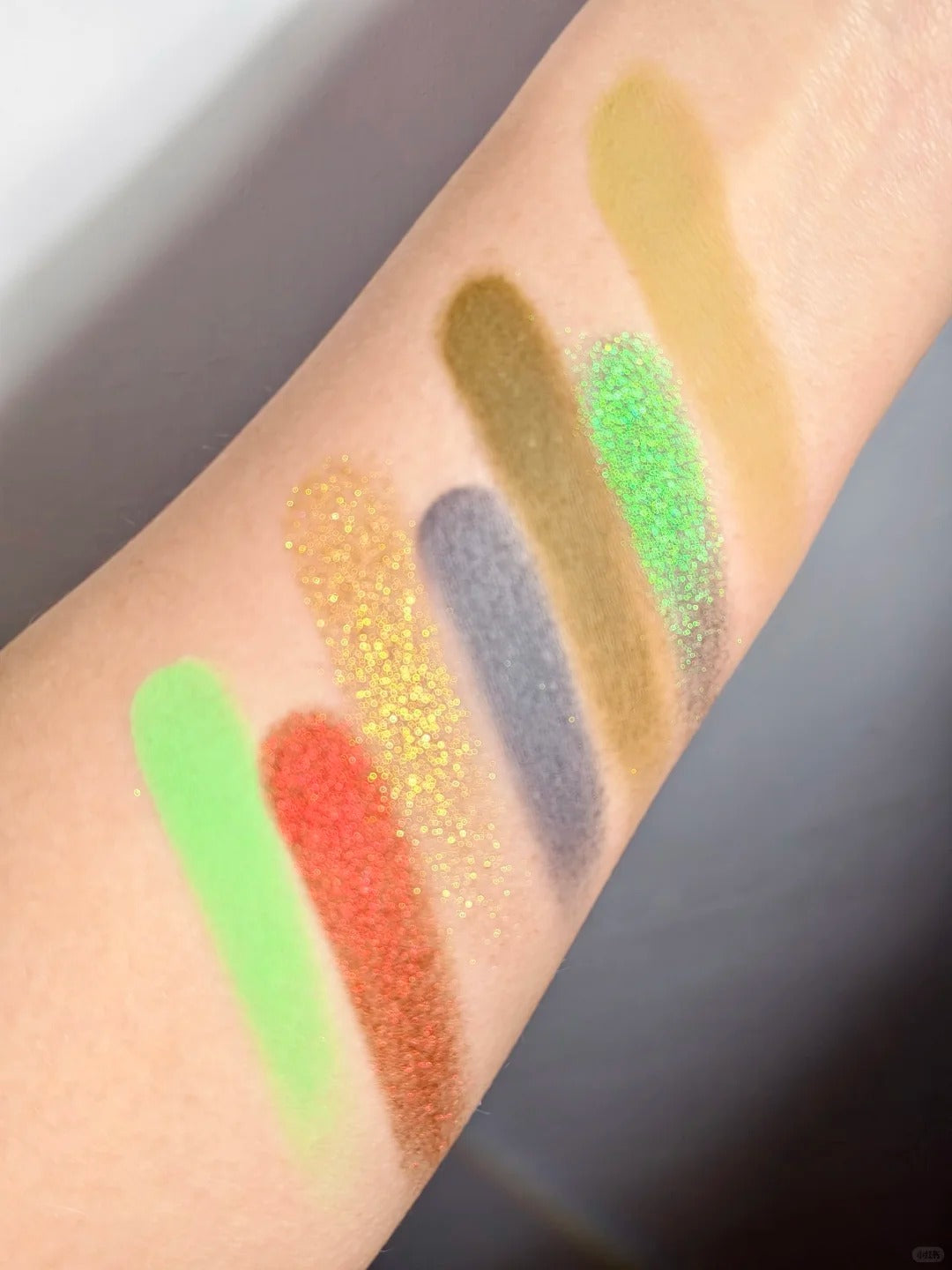 YIZHI Cloud Garden Collection Chameleon Eyeshadow Palette #End of Year T5491