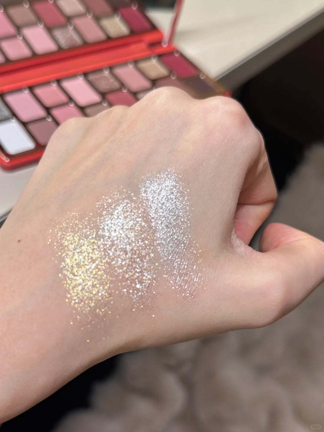 QianYan Red Camellia In Snow 16-Color Eyeshadow Palette T4193