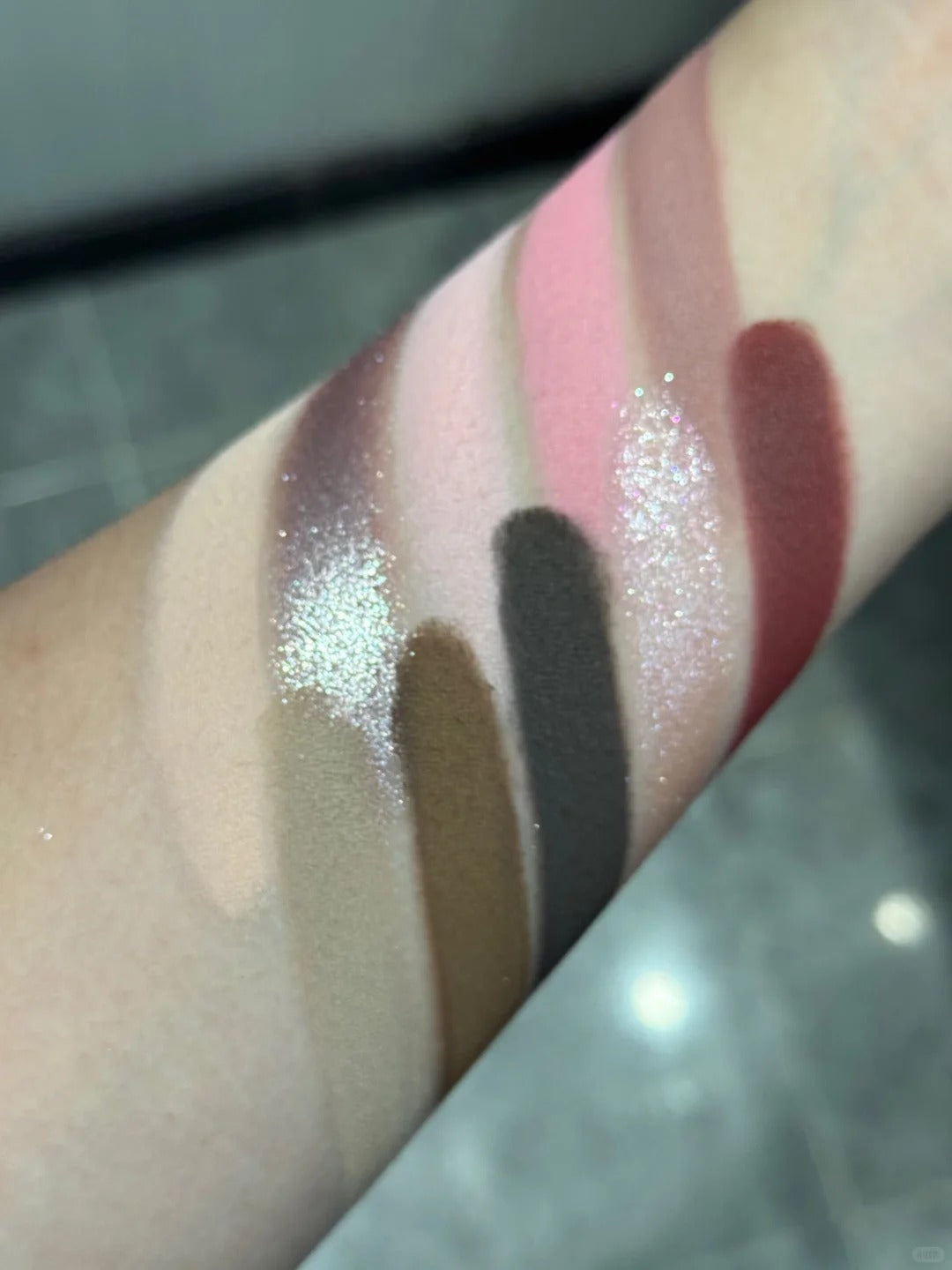 ROINGNEAO True Colors Opening Smoky Eyeshadow Palette T5137