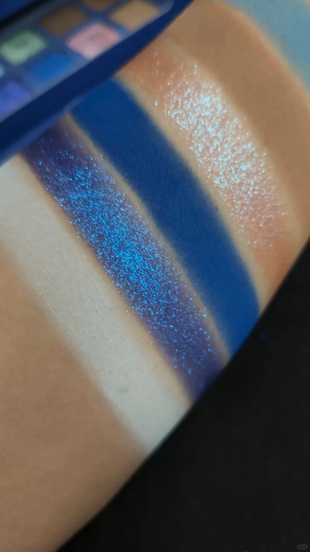 ROINGNEAO Blues Symphony Smoky Eyeshadow Palette T5749
