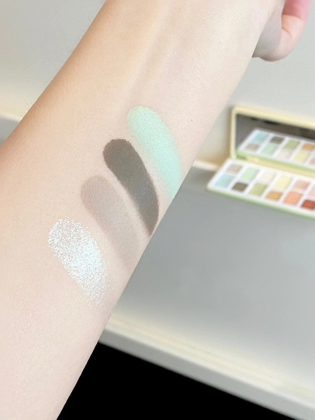 QianYan Lime Cheese 16-Color Eyeshadow Palette T4349